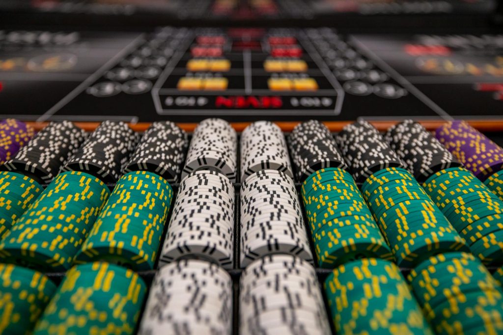 Cận cảnh bàn chơi baccarat với người chia bài và vị trí cược Banker Player