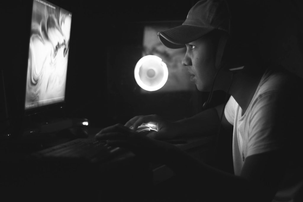 Người chơi quan sát cá đàn để chọn mục tiêu tiết kiệm xu