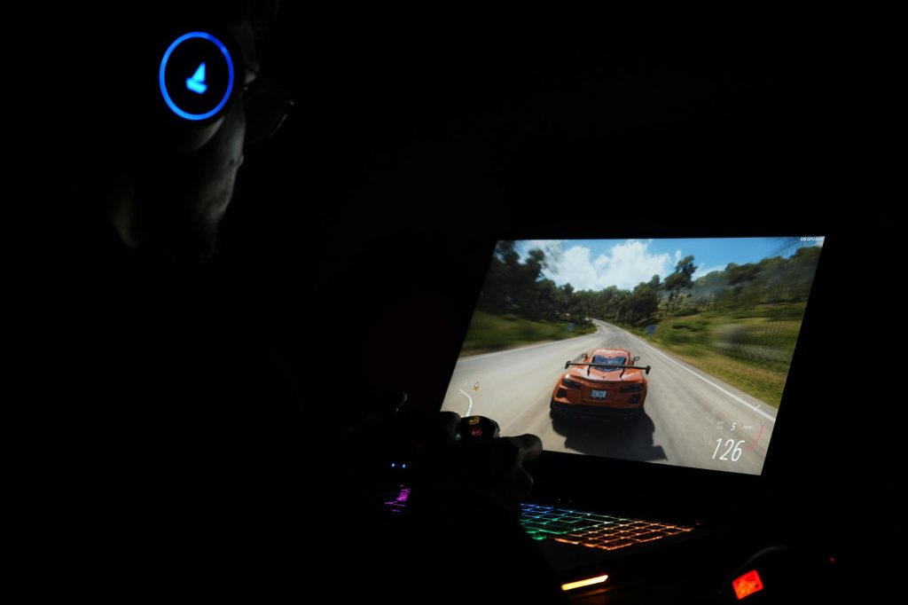 Người chơi theo dõi trận e-sport online và phân tích kèo trước khi đặt cược