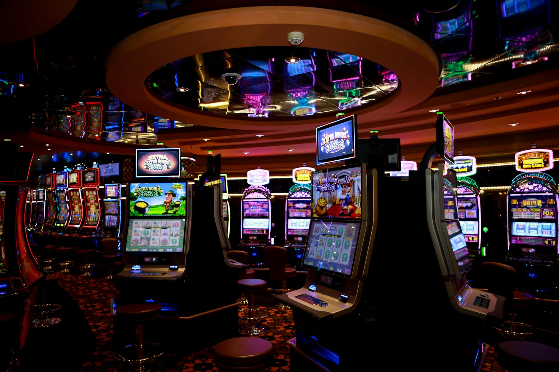 Minh họa các nhóm tính năng như thể thao, casino và slot trên một nền tảng trực tuyến