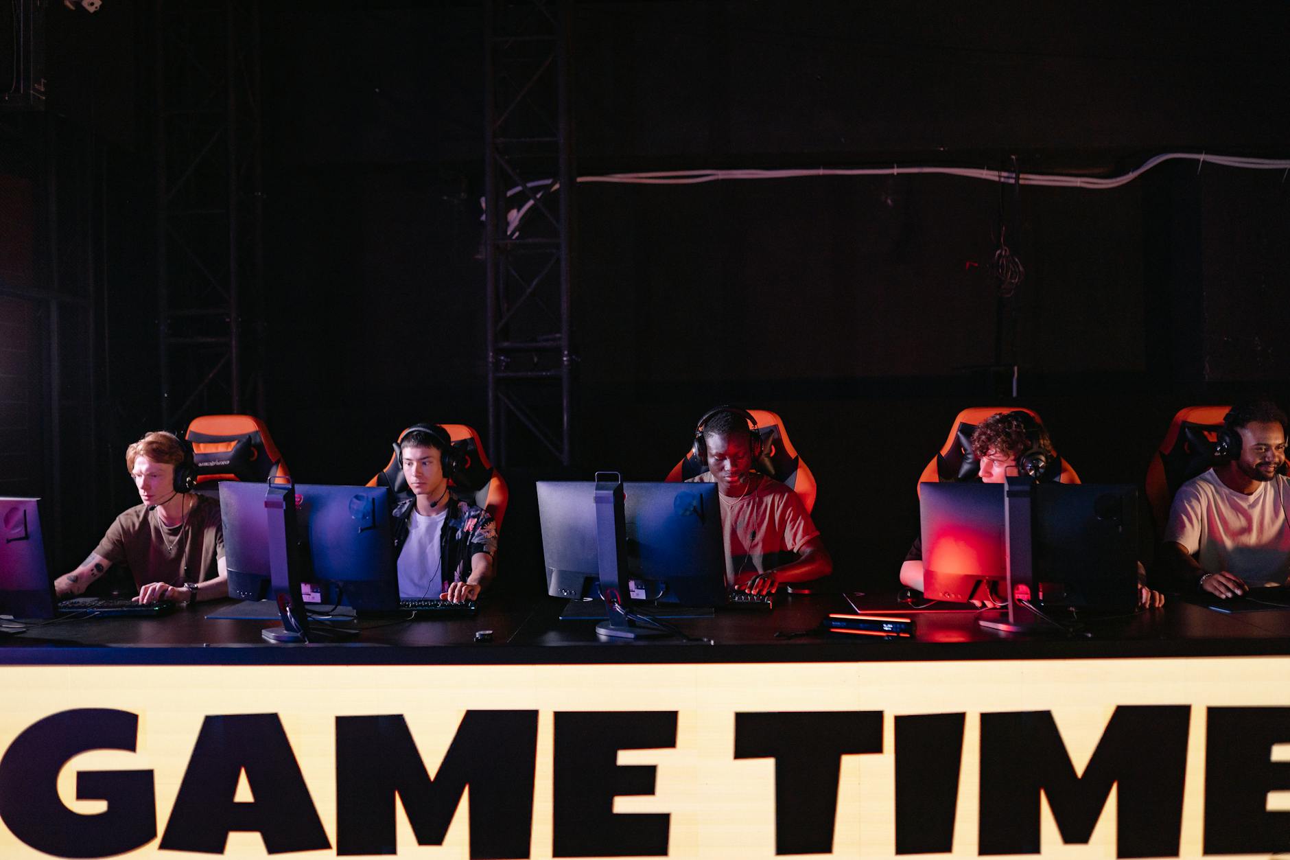 Đội tuyển eSports bàn chiến thuật trước trận đấu