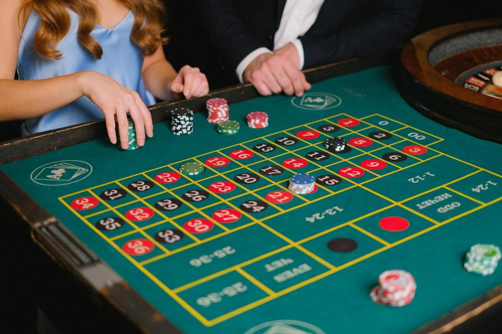 Minh họa người chơi theo dõi 3 lá bài trong một ván bài cào online